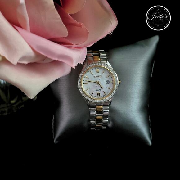 Seiko Women's Vintage V137-0AA0 Two-Toned Mother of Pearl Solar Watch - Picture 2 of 13